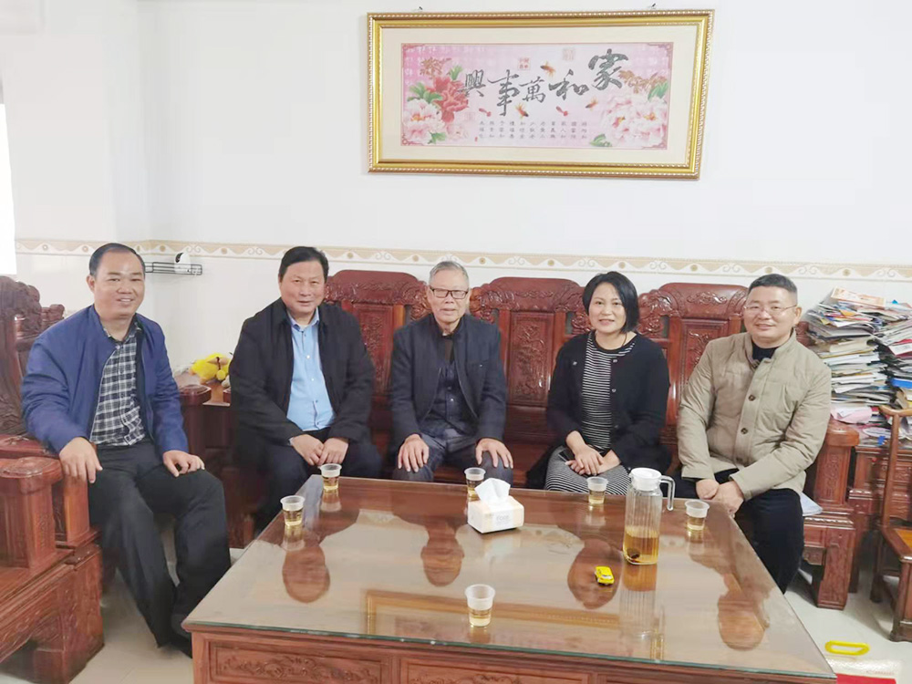 2022年1月18日，民进湛江市委会主委李广丽带队慰问老会员